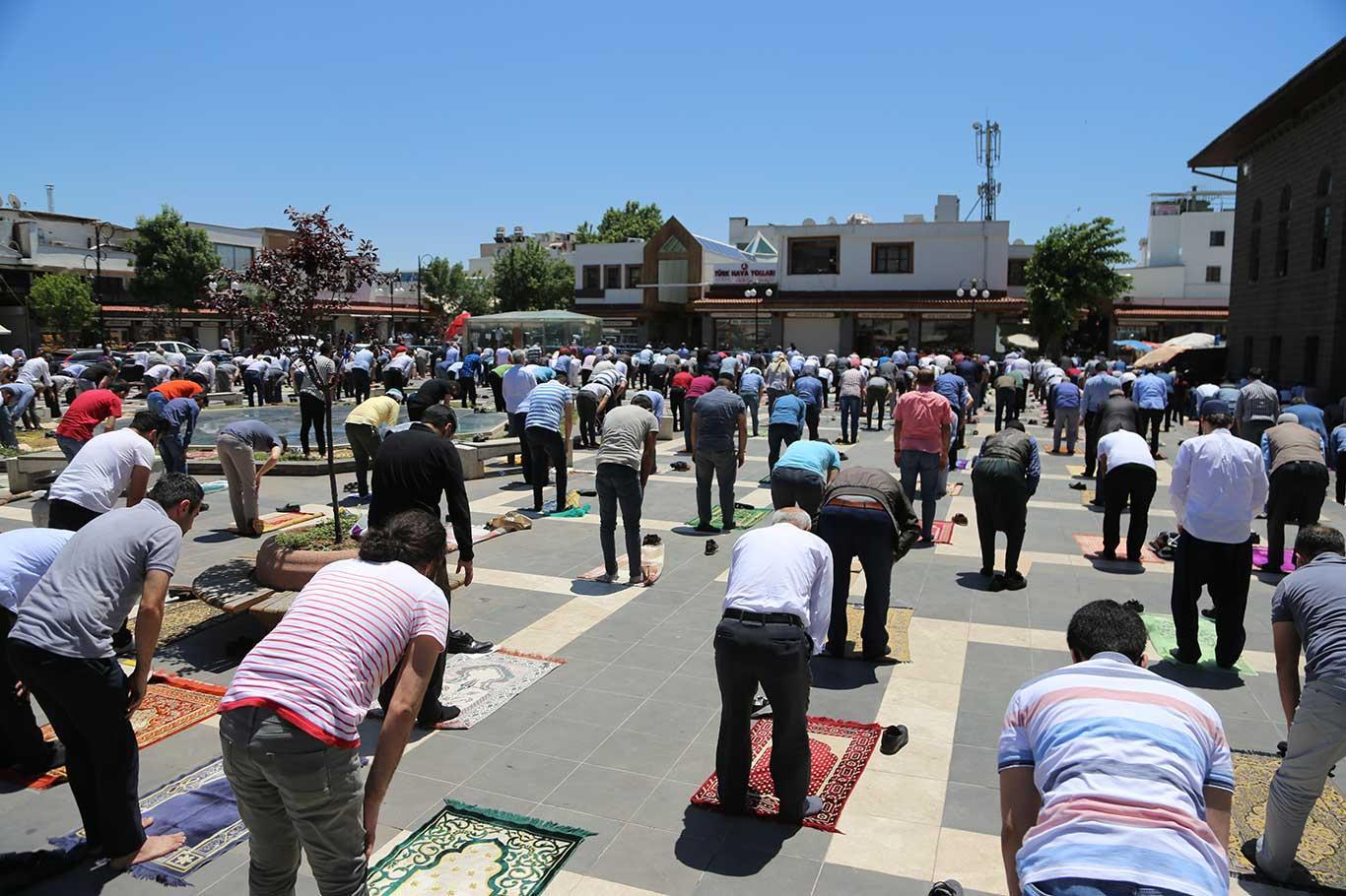 أداء صلاة الجمعة بعد إعادة فتح المساجد
